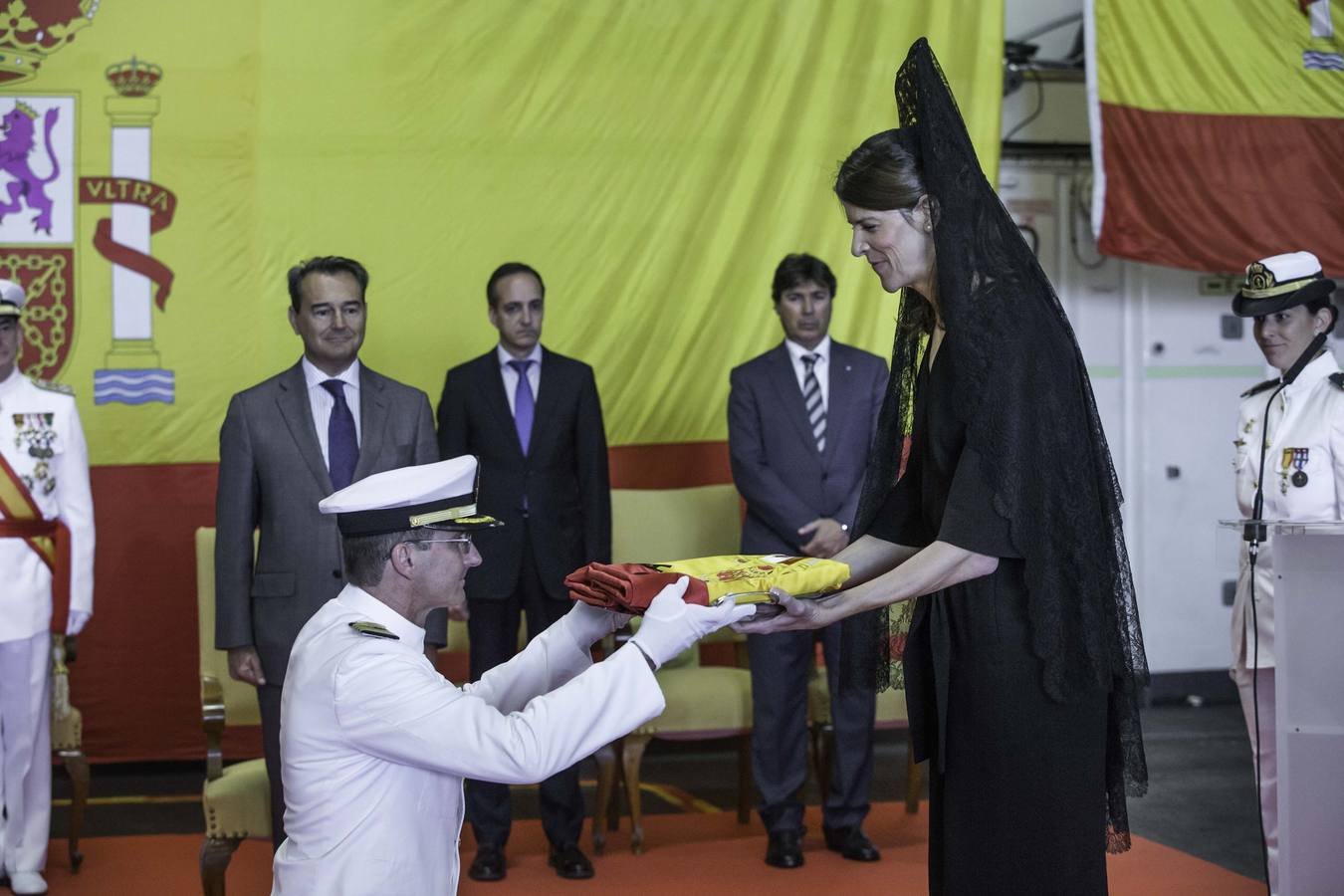 Entrega de la bandera de guerra al buque de la armada «Castilla», a cargo de Ruth Beitia