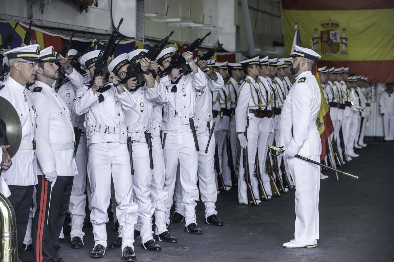 Entrega de la bandera de guerra al buque de la armada «Castilla», a cargo de Ruth Beitia