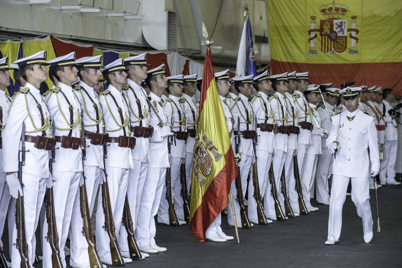 Entrega de la bandera de guerra al buque de la armada «Castilla», a cargo de Ruth Beitia