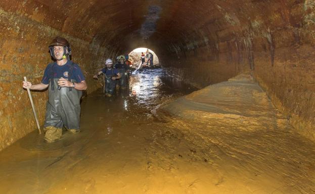 El fango es lo más llamativo dentro del túnel.