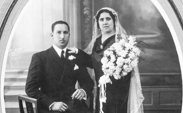 Julián Sánchez, junto a su esposa, Gregoria Escribano, el día de su boda.