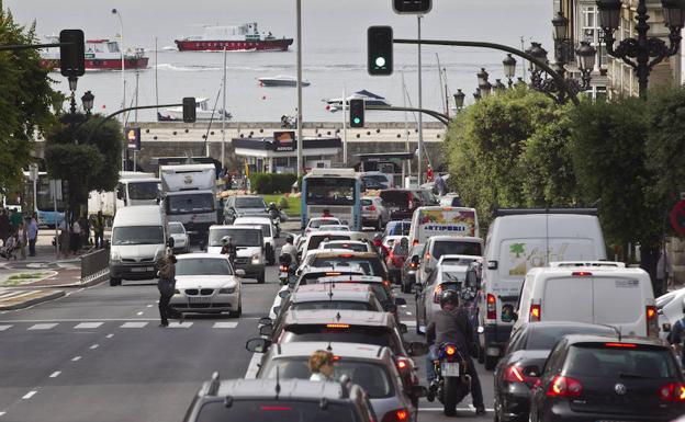 Atasco, este jueves, en la calle de Casimiro Sainz, con Puertochico al fondo