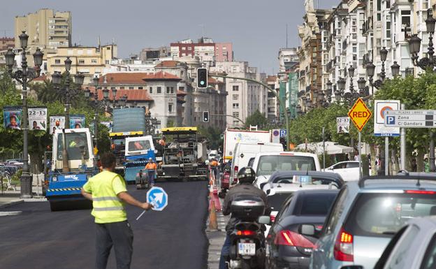 El trabajo de las máquinas sólo dejó un carril abierto al tráfico de vehículos, lo que dio lugar a largas colas