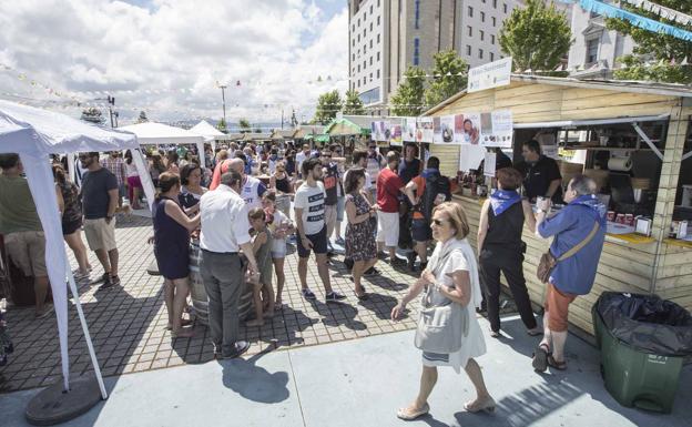 Ambiente en torno a las casetas hosteleras en la Plaza de Alfonso XIII, durante la Semana Grande del año pasado. 