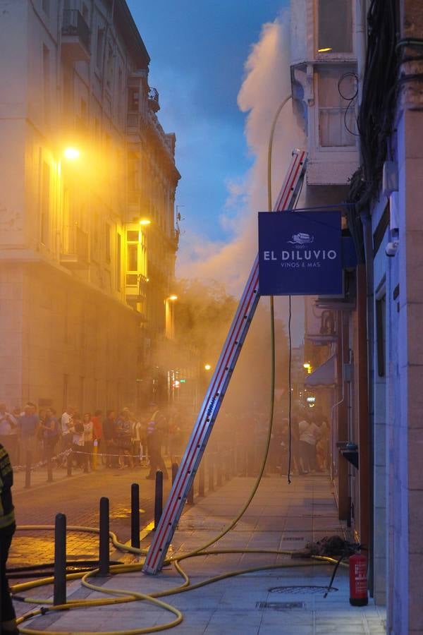 Un incendio en el cuadro eléctrico del bar Diluvio de Santander ha provocado que el humo se cuele en el piso superior del edificio