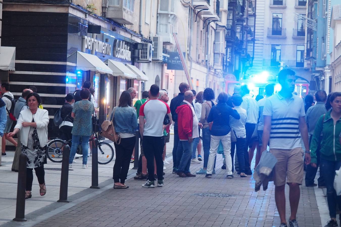 Un incendio en el cuadro eléctrico del bar Diluvio de Santander ha provocado que el humo se cuele en el piso superior del edificio