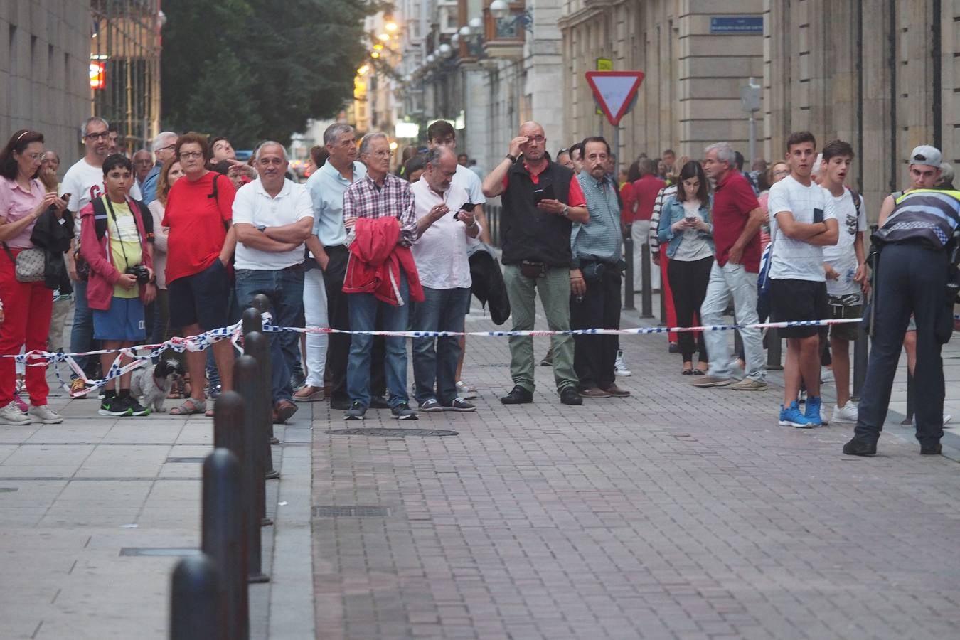 Un incendio en el cuadro eléctrico del bar Diluvio de Santander ha provocado que el humo se cuele en el piso superior del edificio