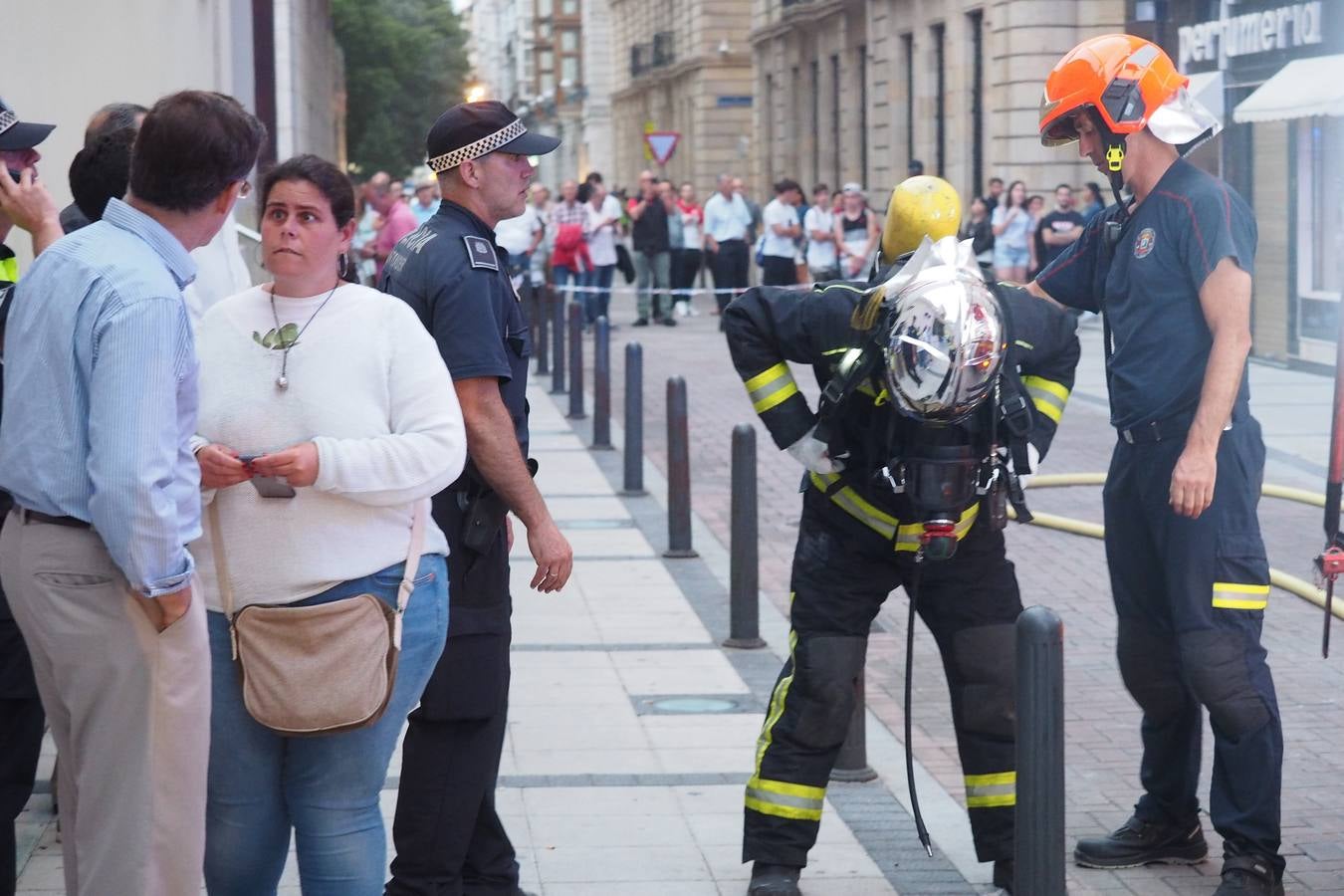 Un incendio en el cuadro eléctrico del bar Diluvio de Santander ha provocado que el humo se cuele en el piso superior del edificio