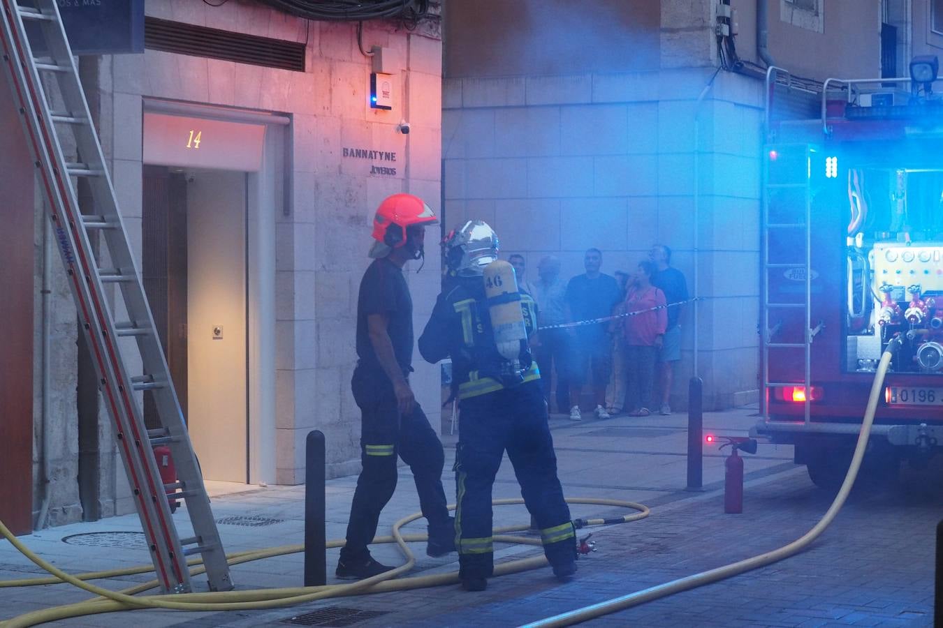 Un incendio en el cuadro eléctrico del bar Diluvio de Santander ha provocado que el humo se cuele en el piso superior del edificio