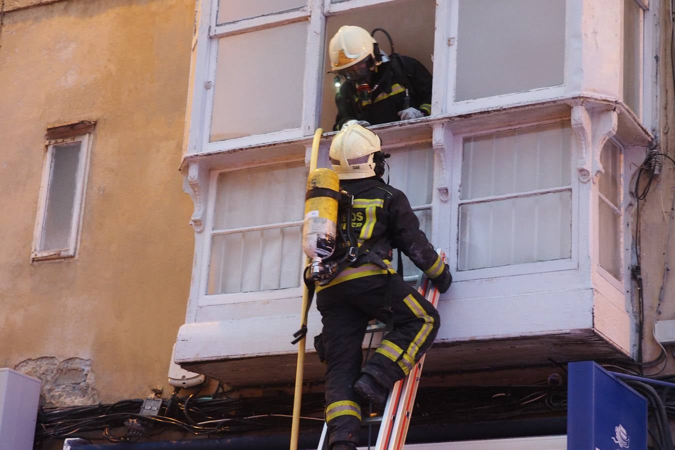 Un incendio en el cuadro eléctrico del bar Diluvio de Santander ha provocado que el humo se cuele en el piso superior del edificio