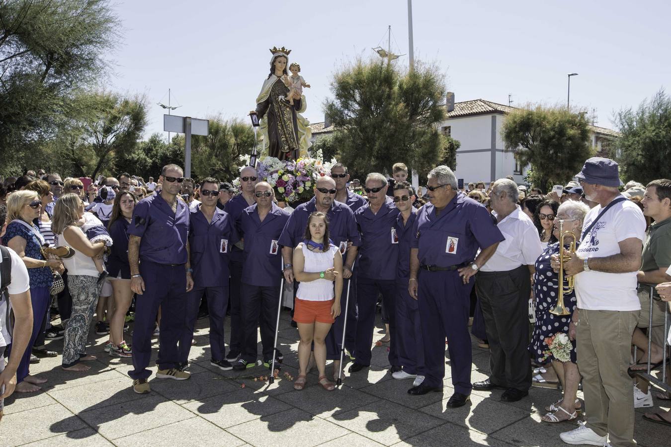 Los vecinos del Barrio Pesquero celebran las fiestas del Carmen