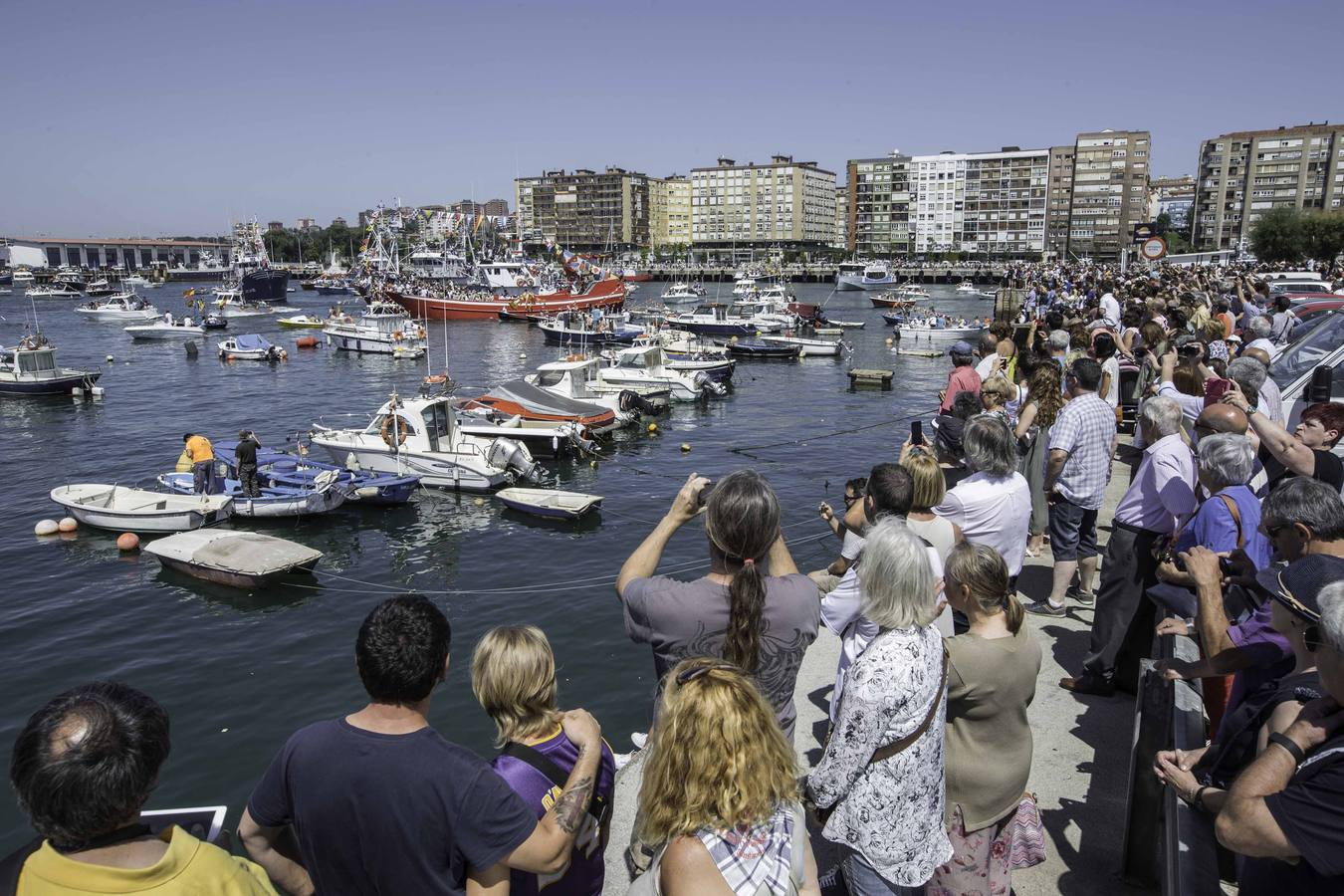 Los vecinos del Barrio Pesquero celebran las fiestas del Carmen