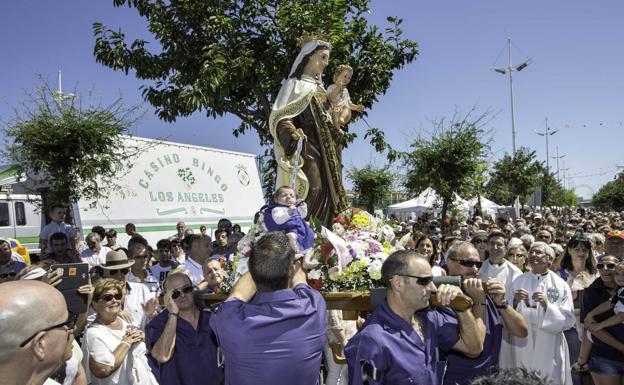 Vecinos del Barrio Pesquero en la procesión de la Virgen del Carmen