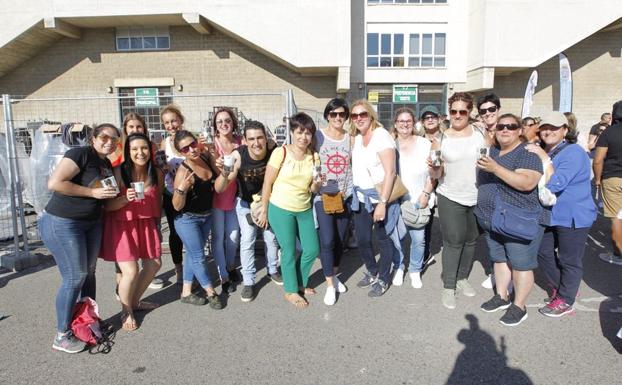 Uno de los grupos de fans que llegó primero a El Sardinero.