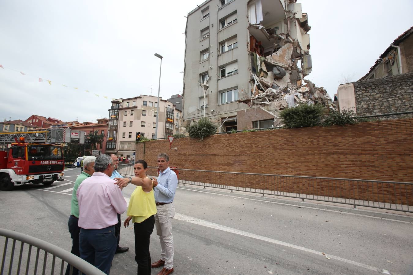 Se derrumba el edificio agrietado de la calle Sol