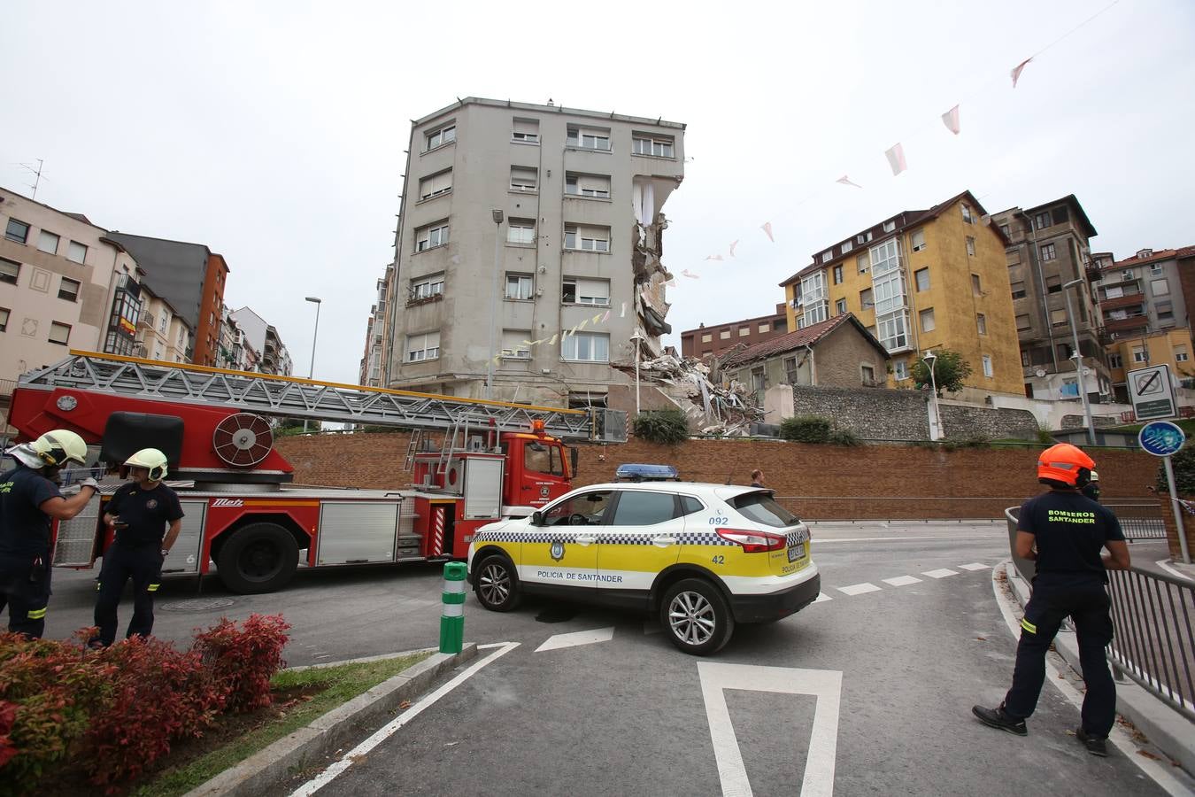 Se derrumba el edificio agrietado de la calle Sol