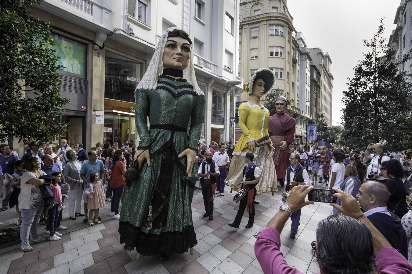 La apertura de las casetas, el chupinazo y el desfile forman parte de las fiestas de la Semana Grande de Santander