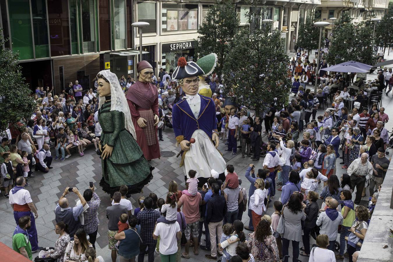 La apertura de las casetas, el chupinazo y el desfile forman parte de las fiestas de la Semana Grande de Santander