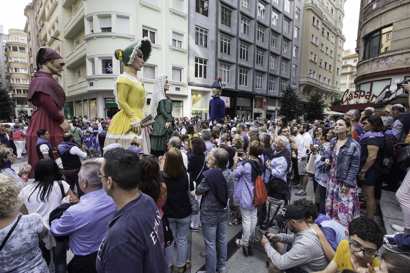 La apertura de las casetas, el chupinazo y el desfile forman parte de las fiestas de la Semana Grande de Santander