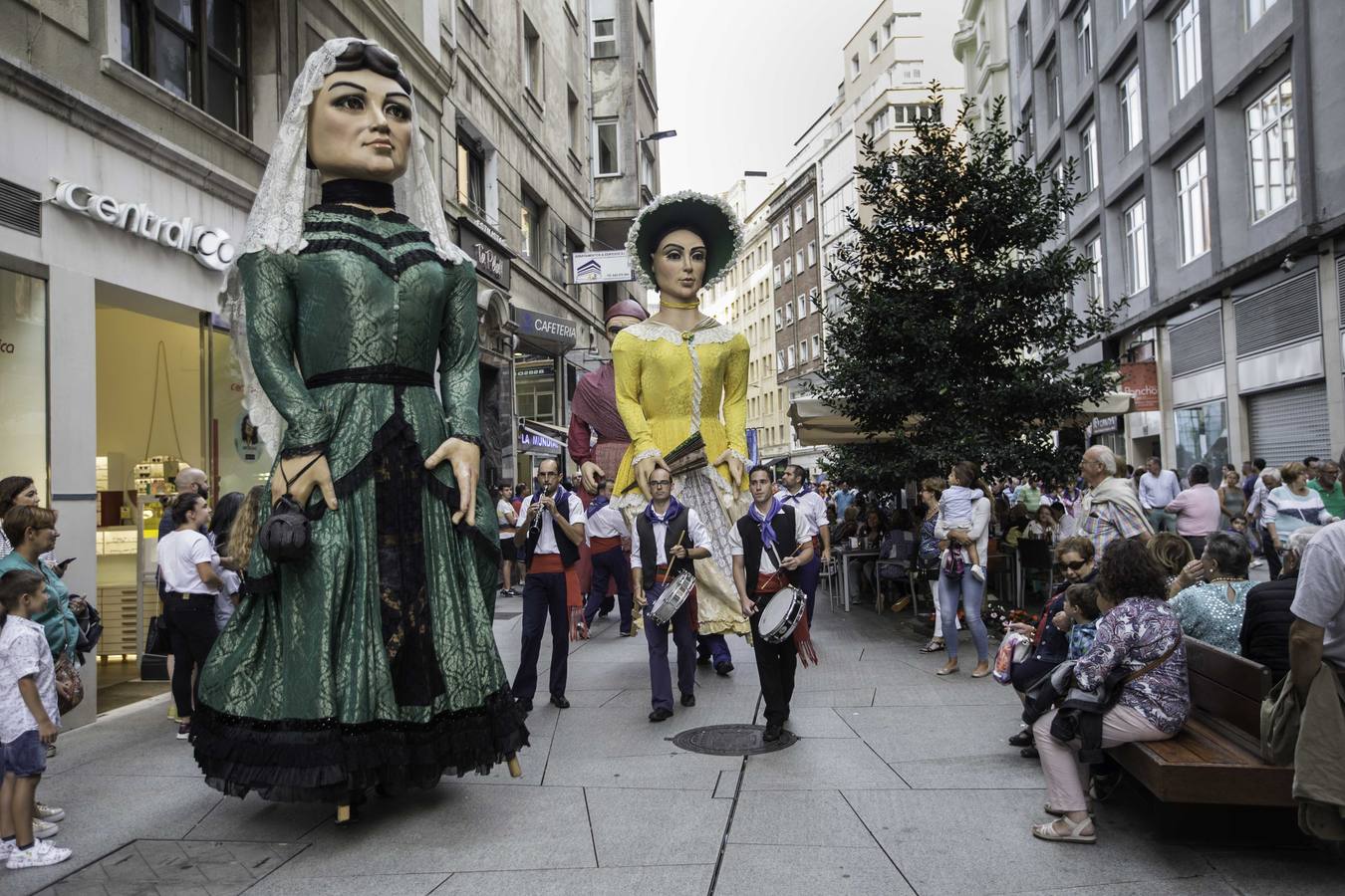 La apertura de las casetas, el chupinazo y el desfile forman parte de las fiestas de la Semana Grande de Santander