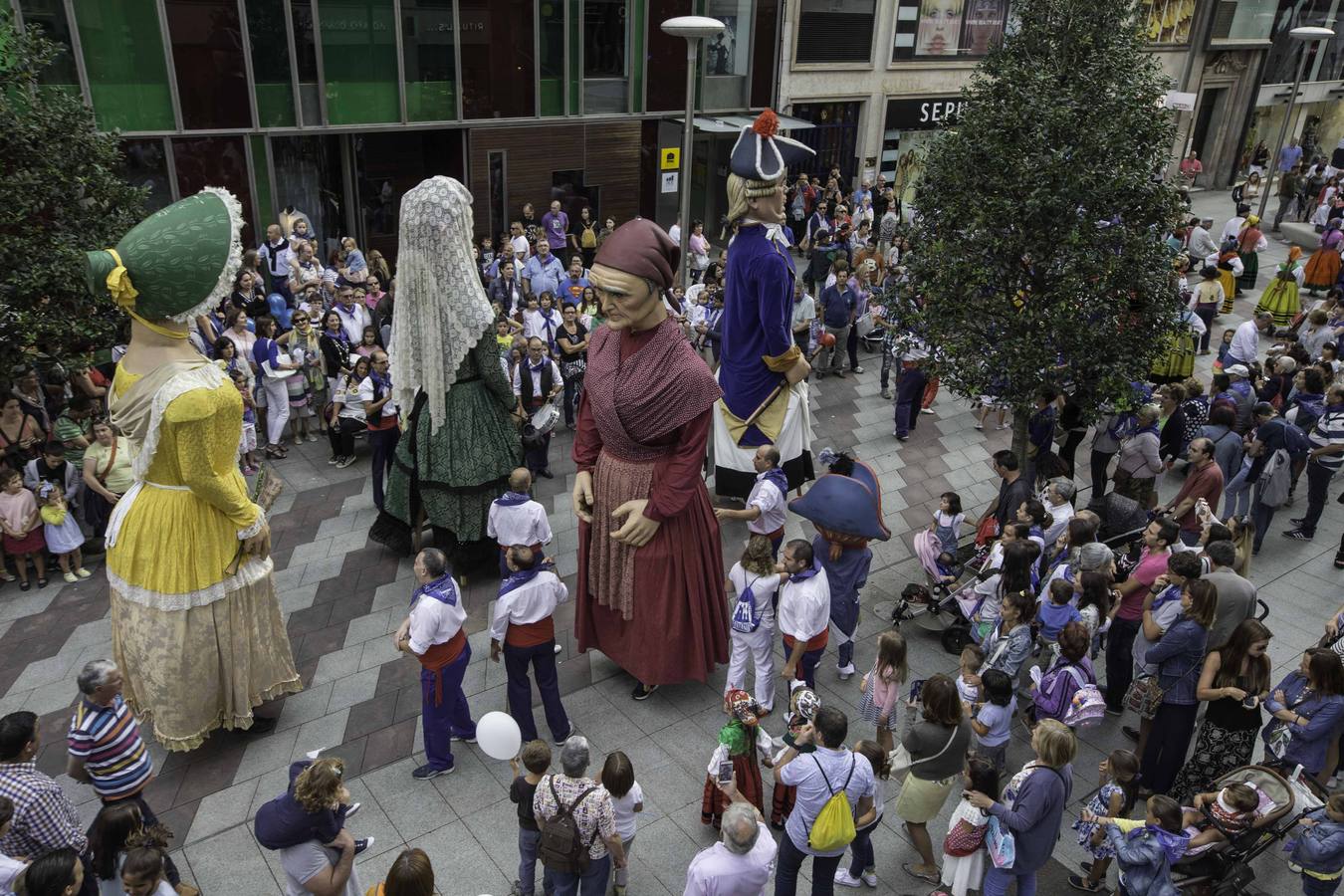 La apertura de las casetas, el chupinazo y el desfile forman parte de las fiestas de la Semana Grande de Santander