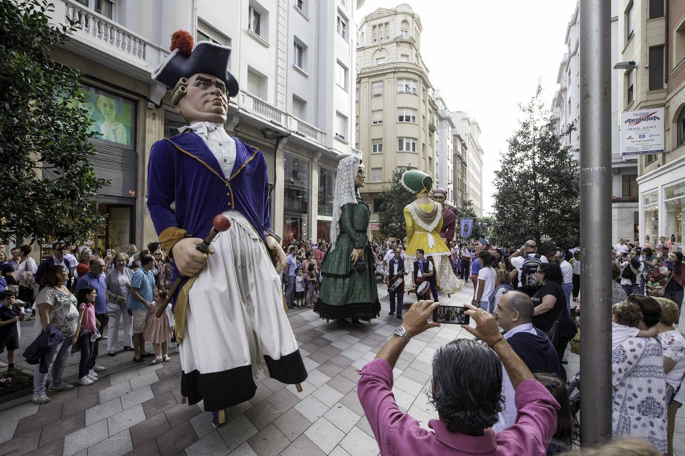 La apertura de las casetas, el chupinazo y el desfile forman parte de las fiestas de la Semana Grande de Santander