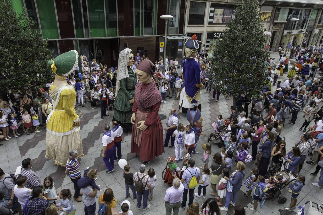 La apertura de las casetas, el chupinazo y el desfile forman parte de las fiestas de la Semana Grande de Santander