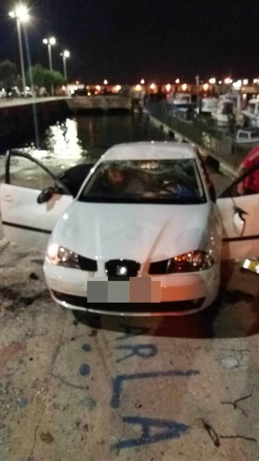 Vuelca un coche en el Barrio Pesquero