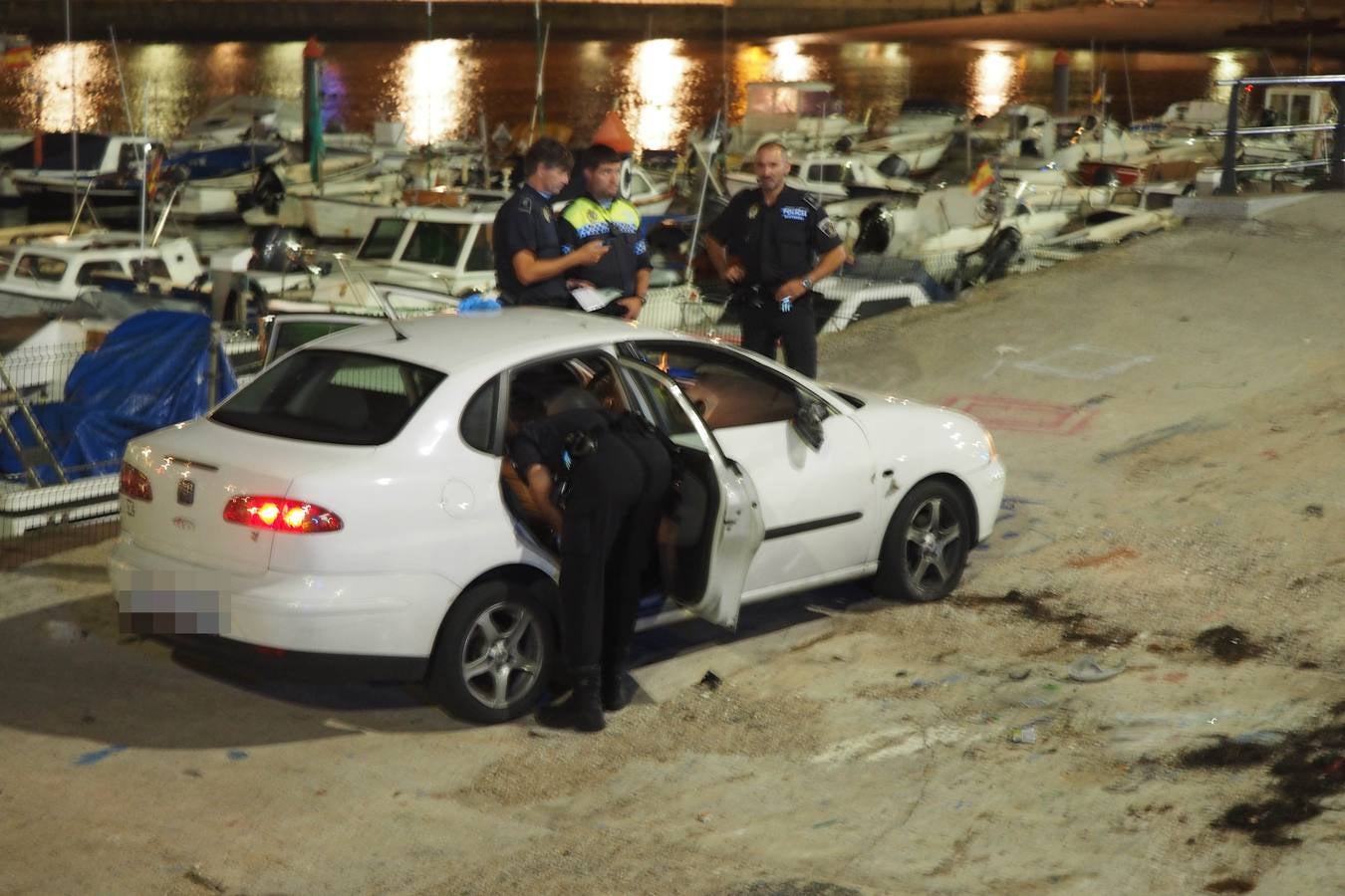 Vuelca un coche en el Barrio Pesquero