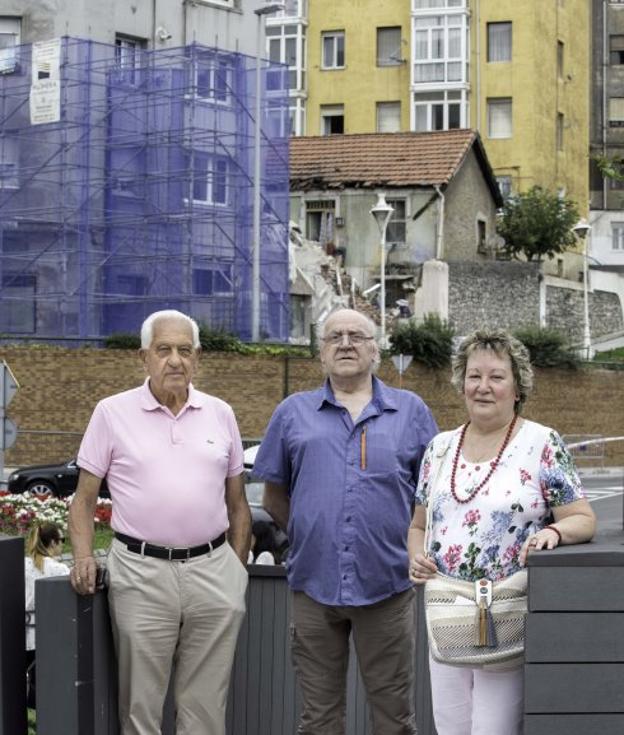 Manolo Piró, Javier Ruiz y Mari Luz Martínez, frente al edificio de la calle El Sol.