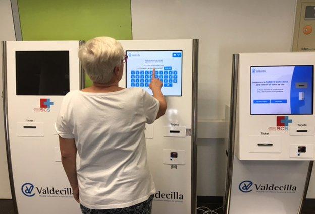 Una mujer prueba una de las máquinas nuevas para consultas en Valdecilla. :: dm