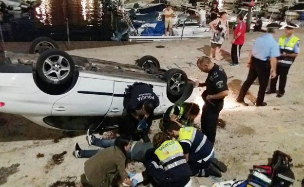 Sanitarios y agentes atienden al conductor.