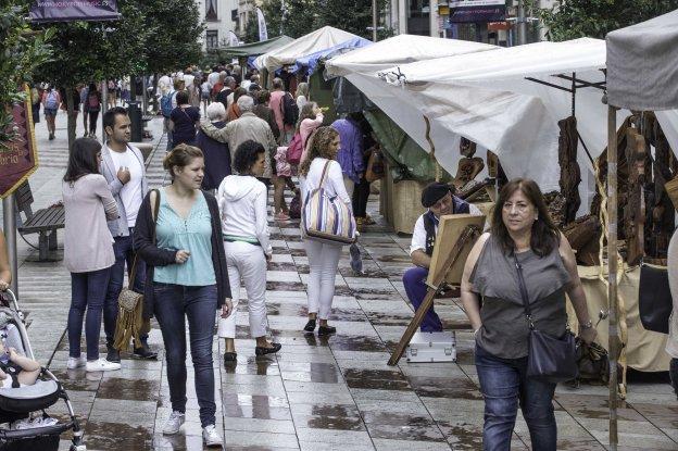 A pesar de la lluvia, muchas personas se acercaron ayer al mercado artesanal en el centro de la ciudad