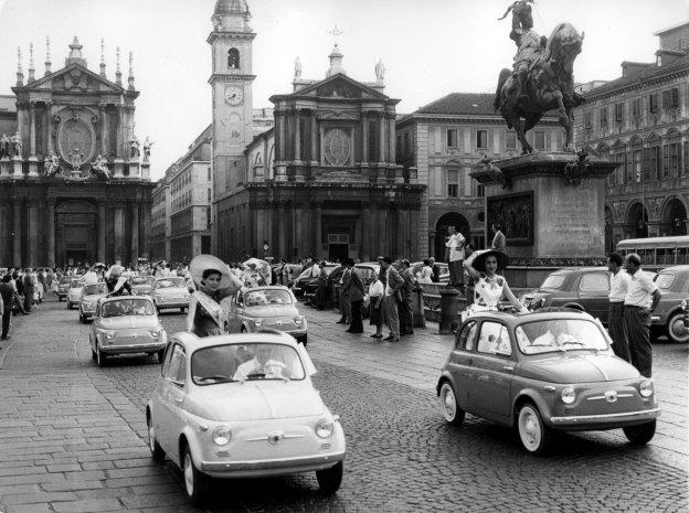 Desfile de presentación del utilitario por las calles de Turín en julio de 1957. 