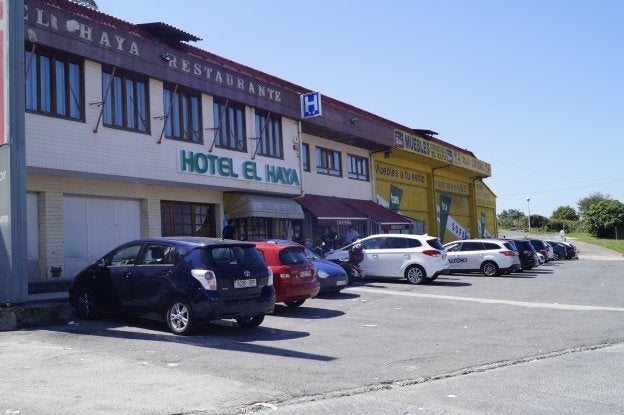 Vehículos aparcados frente el hotel El Haya. 