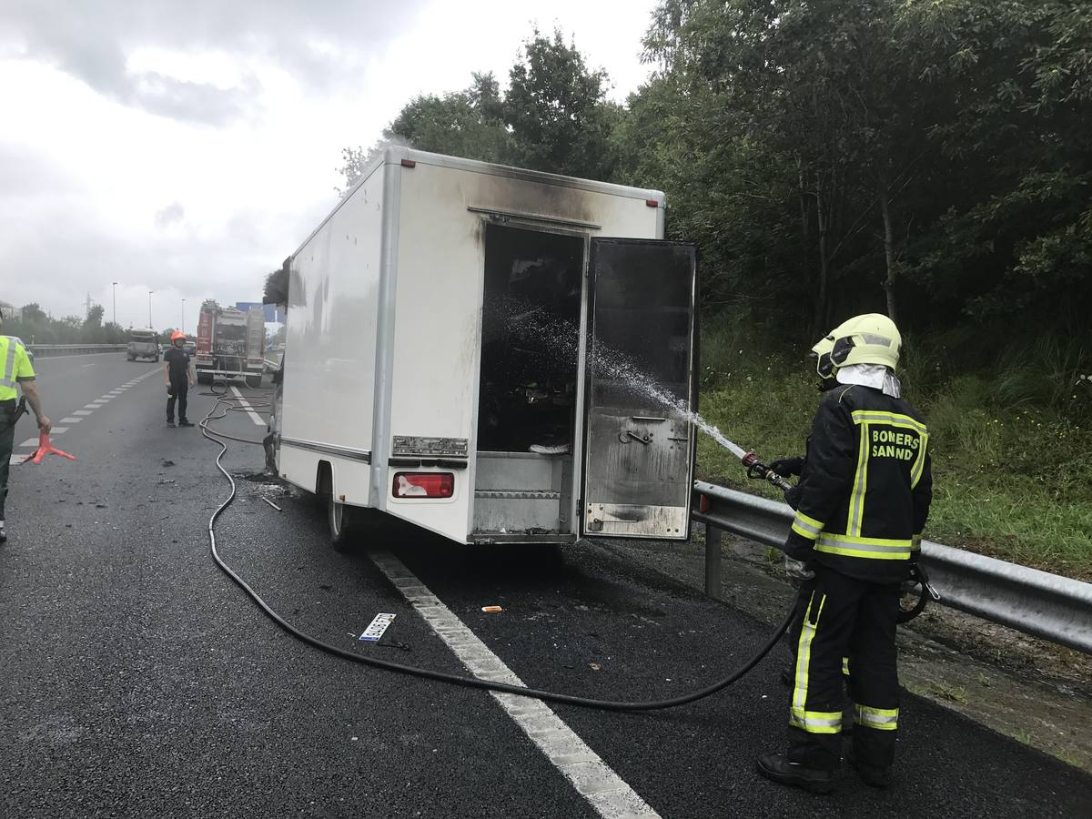 Otro camión arde en plena autovía