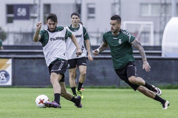 Granero, a la derecha, trata de arrebatar el balón a Javi Cobo en la sesión matinal de ayer. 