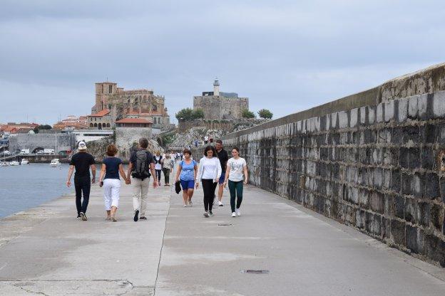 El rompeolas de Castro se convierte en una extensión del paseo marítimo por el que van y vienen multitud de vecinos y visitantes. Al final, los paseantes dan una patada al muro e inician el camino de vuelta.