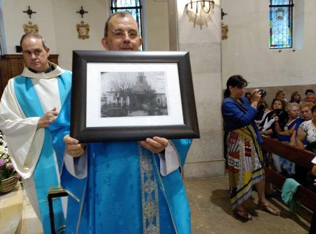 El párroco Jesús González dejará Revilla de Camargo tras 17 años. 