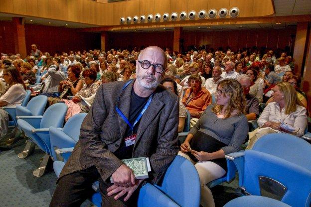 Rodrigo Fresán posa en el auditorio del Paraninfo de la Magdalena.