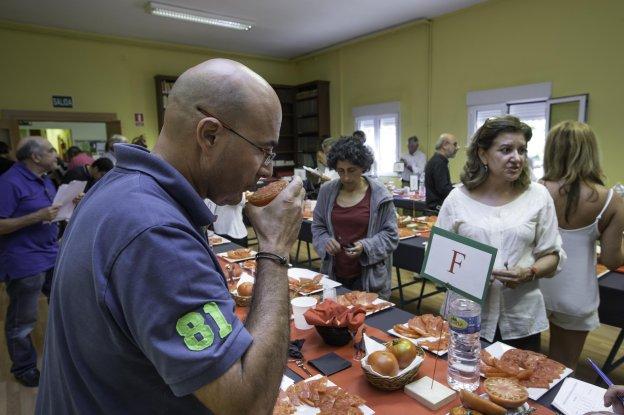  Uno de los participantes en la cata celebrada en el CIFA huele uno de los tomates cortado para la ocasión