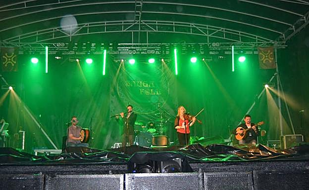 Actuación de la irlandesa Niamh Ni Charra en una edición anterior del festival de Colindres. 