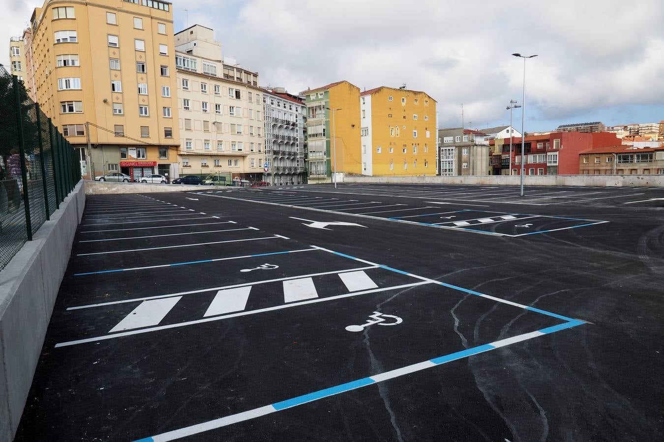 Se ha inaugurado ya el aparcamiento gratuito provisional del solar de la desaparecida Tabacalera de la calle Alta. Hay 206 plazas para vehículos (7 de ellas reservadas para personas con movilidad reducida) y 6 para motos. El nuevo aparcamiento tiene entrada y salida de vehículos por la calle Alta y tres accesos peatonales: en la calle Alta, en la calle Juan de Garay y en Alcázar de Toledo. 