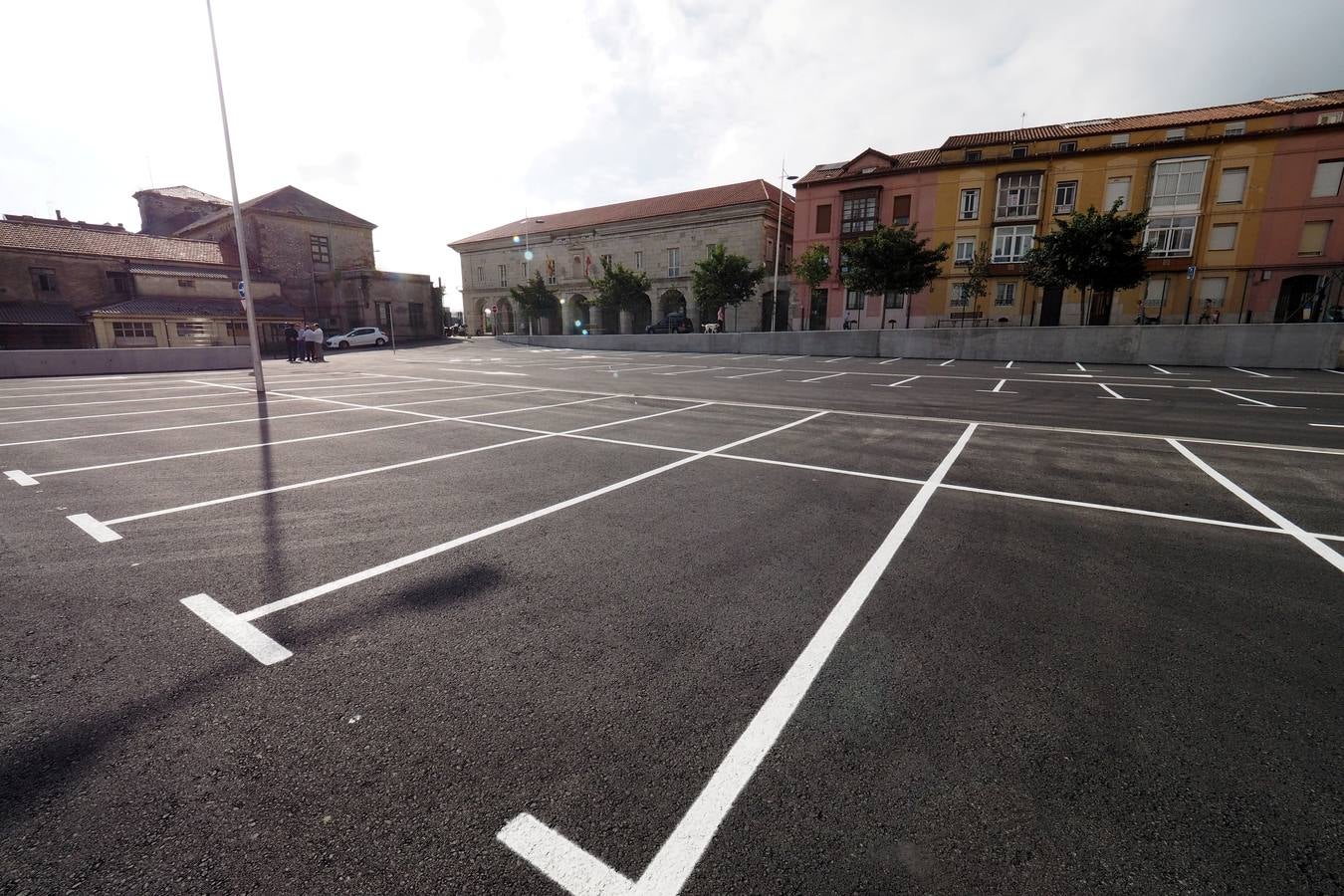 Se ha inaugurado ya el aparcamiento gratuito provisional del solar de la desaparecida Tabacalera de la calle Alta. Hay 206 plazas para vehículos (7 de ellas reservadas para personas con movilidad reducida) y 6 para motos. El nuevo aparcamiento tiene entrada y salida de vehículos por la calle Alta y tres accesos peatonales: en la calle Alta, en la calle Juan de Garay y en Alcázar de Toledo. 