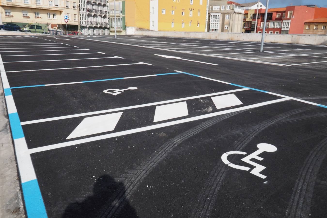 Se ha inaugurado ya el aparcamiento gratuito provisional del solar de la desaparecida Tabacalera de la calle Alta. Hay 206 plazas para vehículos (7 de ellas reservadas para personas con movilidad reducida) y 6 para motos. El nuevo aparcamiento tiene entrada y salida de vehículos por la calle Alta y tres accesos peatonales: en la calle Alta, en la calle Juan de Garay y en Alcázar de Toledo. 