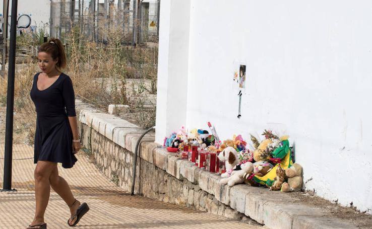 Los vecinos de la localidad malagueña siguen sin creer el caso de la pequeña tras conocer que una cámara de seguridad registró a la niña caminando sola sobre las vías del tren.