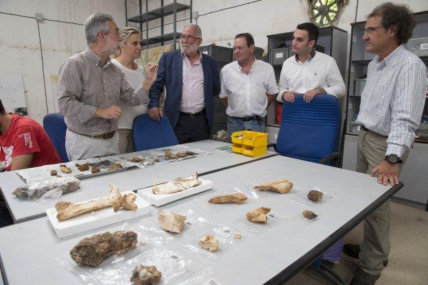 El consejero de Cultura atiende las explicaciones de Roberto Ontañón (izq.) y Pablo Arias (dcha.).