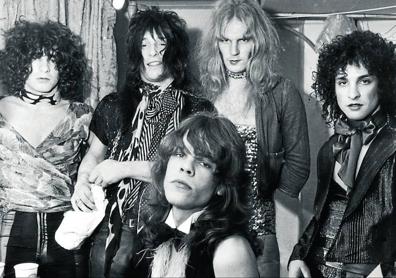 Imagen secundaria 1 - 1. The Ramones, formación estaounidense de punk rock. 2.David Johansen con The New York Dolls. 3. Joe Strummer, vocalista de la banda The Clash