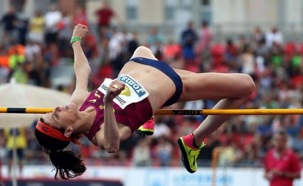 Ruth Beitia, saltando una valla. 