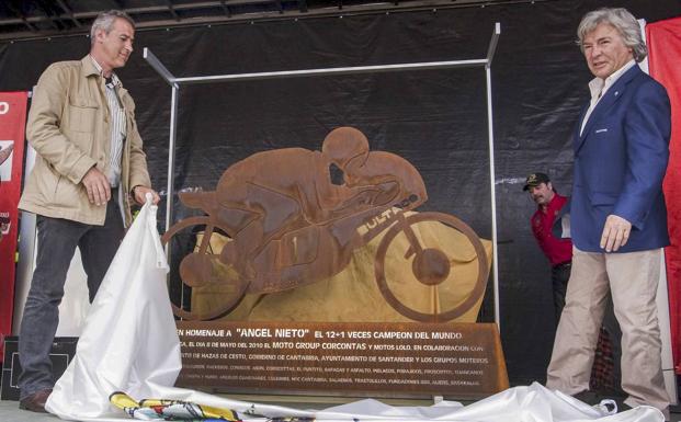 José María Ruiz, alcalde de Hazas de Cesto (izquierda), junto a Ángel Nieto, descubre la escultura que en homenaje al campeón del mundo se ubica en Beranga. El acto tuvo lugar el 8 de mayo 